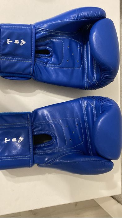 Перчатки Адидас и Весинг.