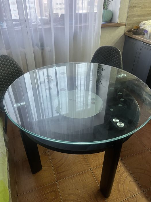 Обеденный стол ,крепкий !