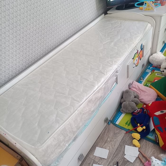новый ортопедический матрац на детскую кроватку. размер 180х60х20