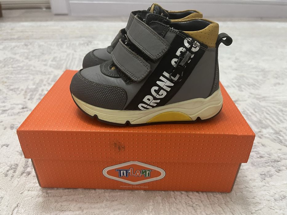 Продам детскую обувь