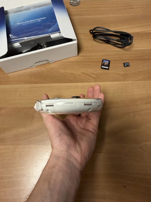 PS Vita Glacier White 256GB CIB, ca nou