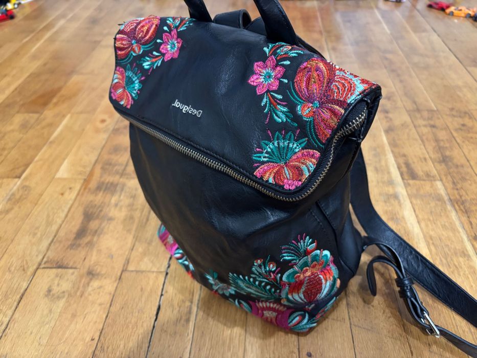 Desigual черна кожена раница с бродерия цветя
