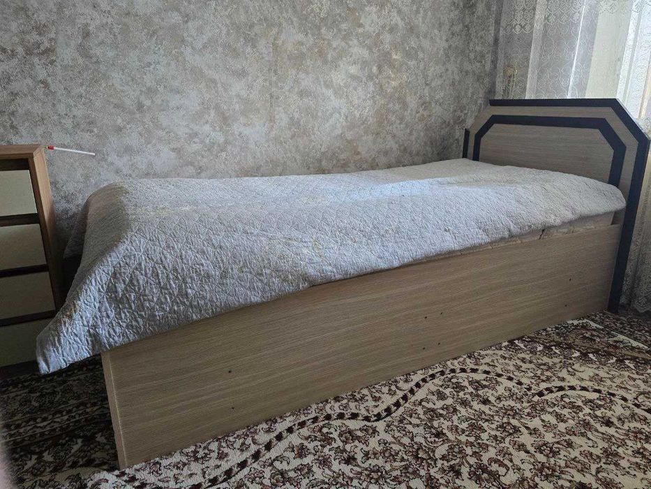 Продается односпальная кровать-полуторка с матрасом