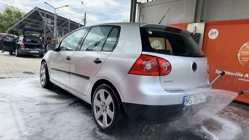 Vand sau schimb Golf 5 1.9 tdi 105 cai 250 nm