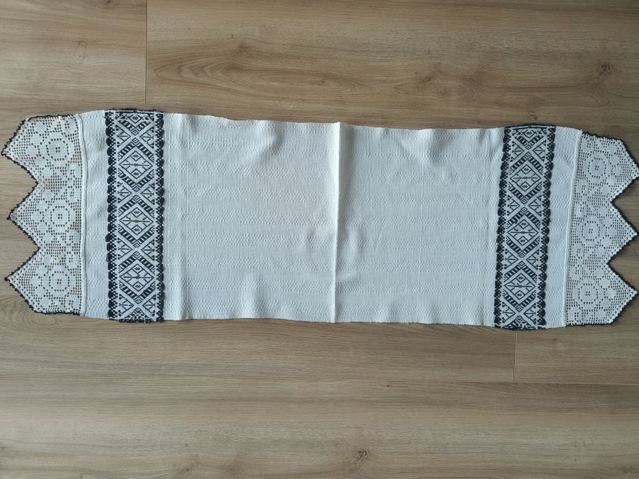 Decorațiune de pat /fata de masa autentice, 80 ani
