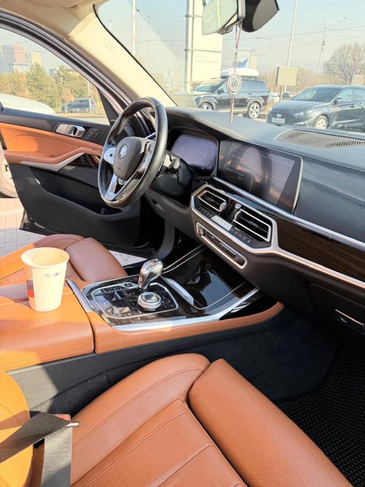 BMW X7 2021 года