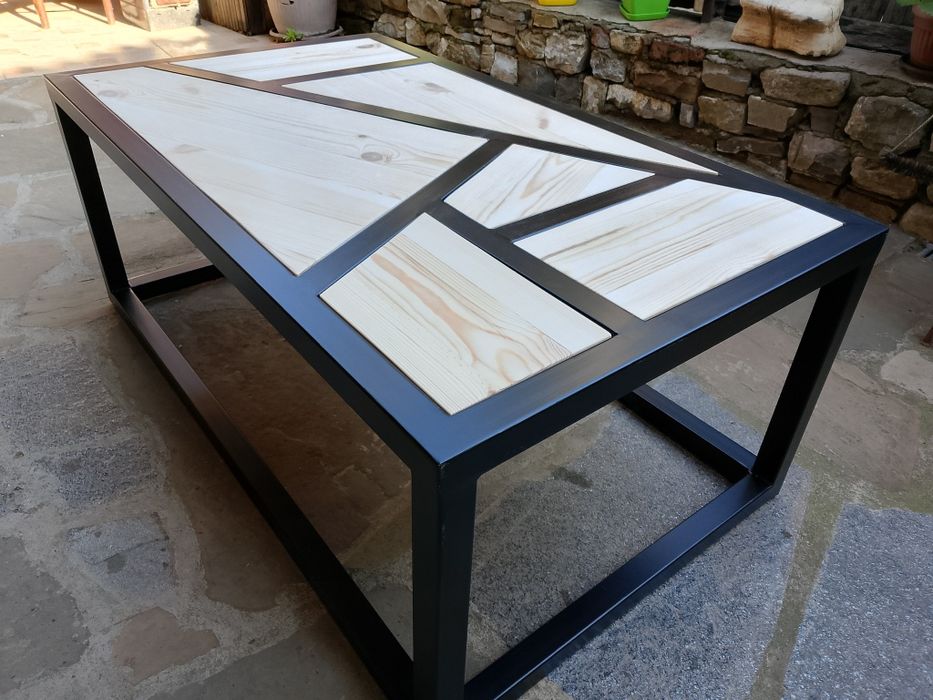 Холна маса от прахово боядисан профил и дърво