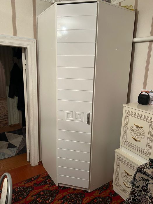 Продам угловой шкаф