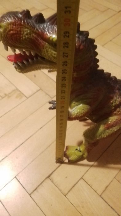 Продавам движдещ се,светещ и говорещ динозавър играчка