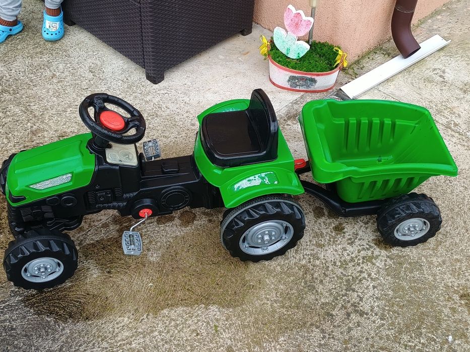 Tractoras cu pedale pentru copii