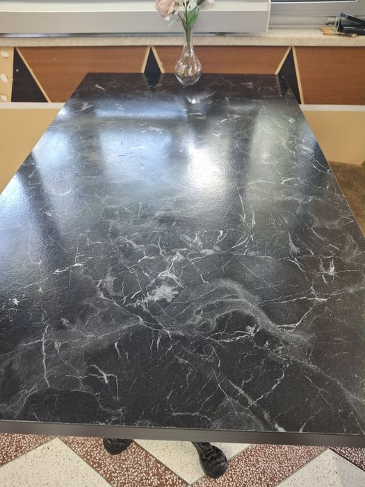 Продавам маса със столове