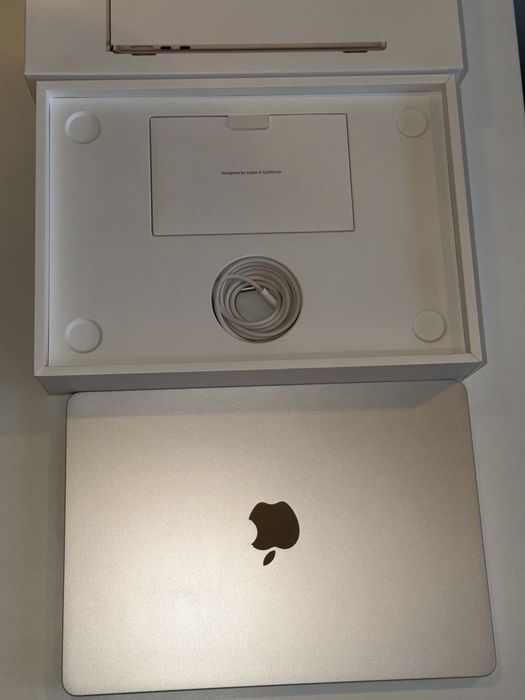 Apple MacBook Air 13” M2, Модел A2681, цвят Starlight.