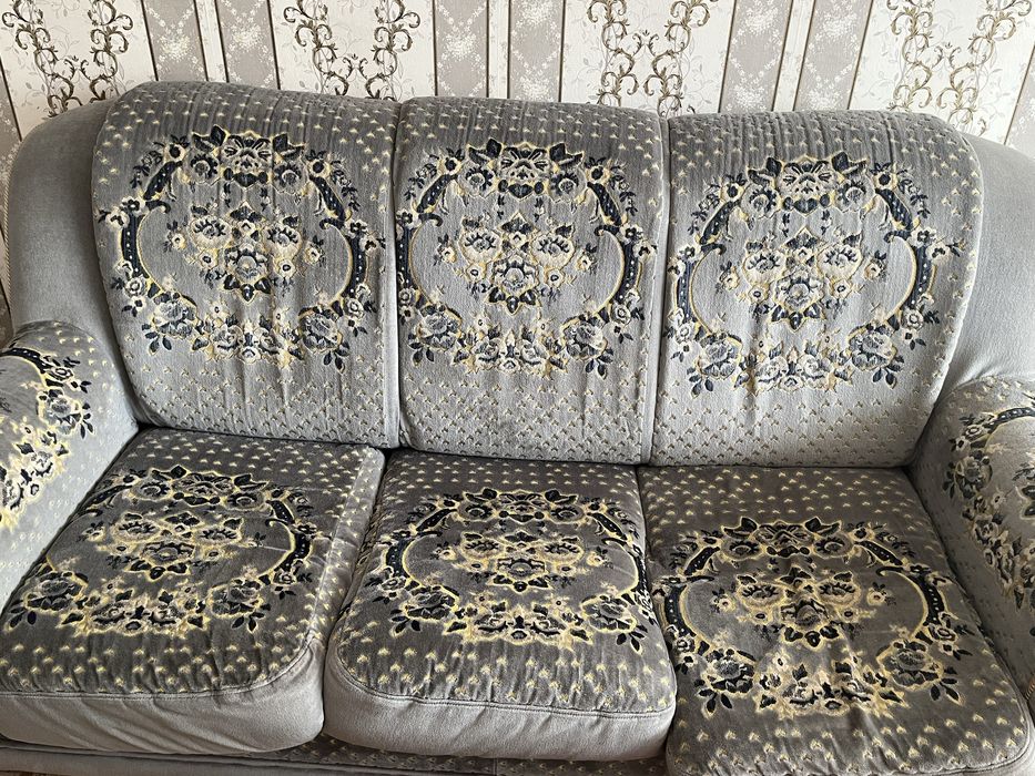 Один деван два кресло шесть стулья