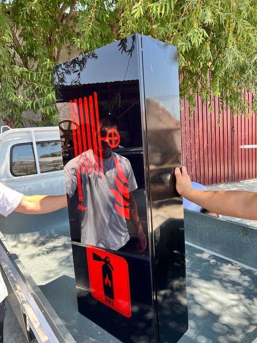 Пожарный шкаф стеклом на двери