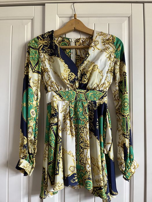 Къса рокля с декорте и колан