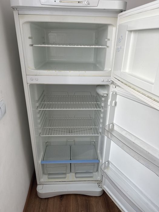 Продам холодильник indesit