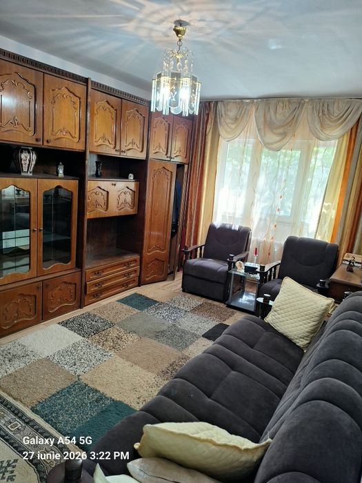 Vind apt 2 camere decomandat etj.1