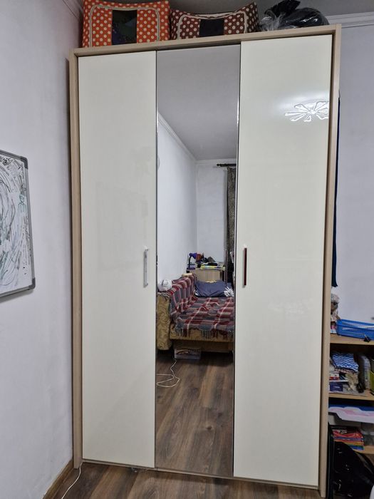 Шифонер почти новый. Цвет белый.Зеркало .Есть подсветка.