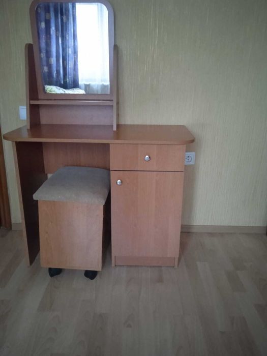 Продам столик детский и пуфик.