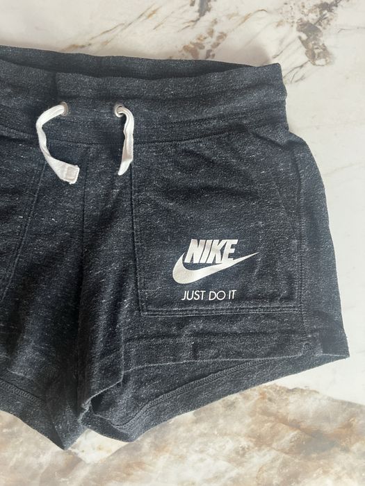 Дамски спортни дрехи Nike