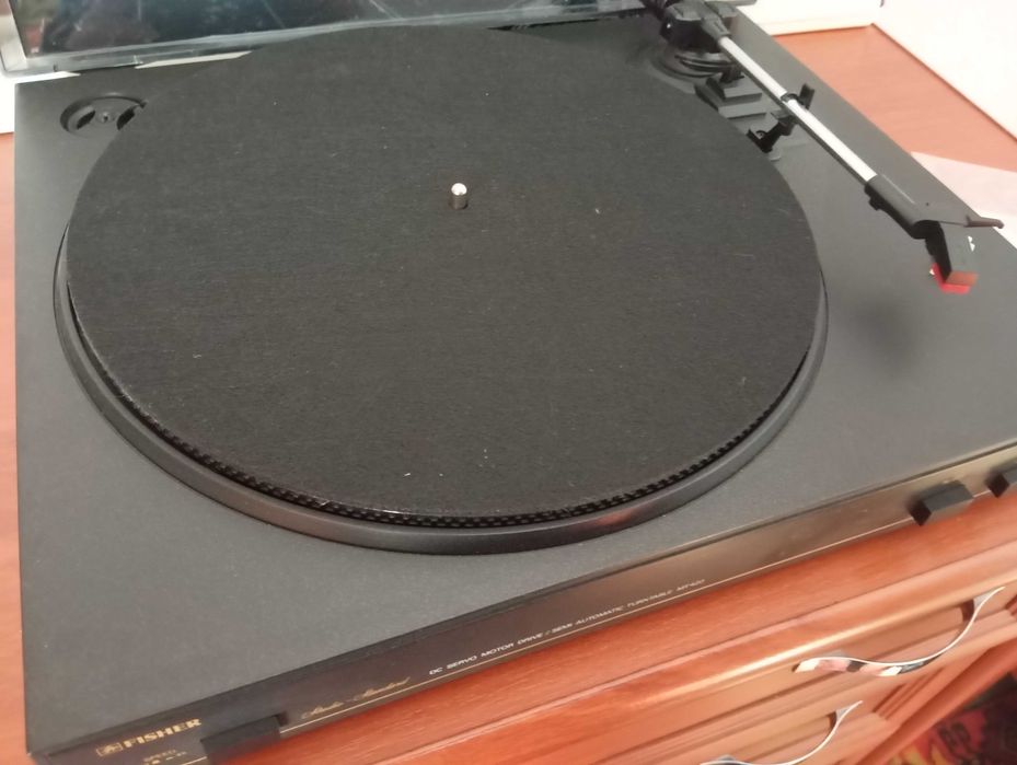 Продам проигрыватель винил дисков FISHER.