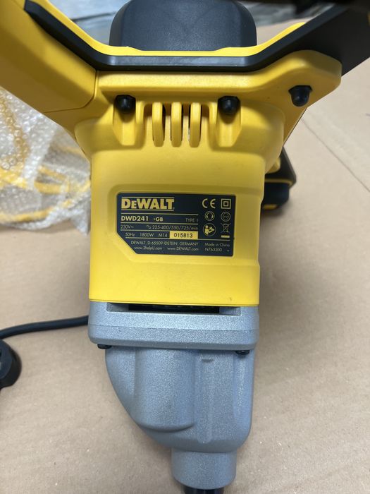 Acest mixer electric DeWalt DWD241-GB de 1800W