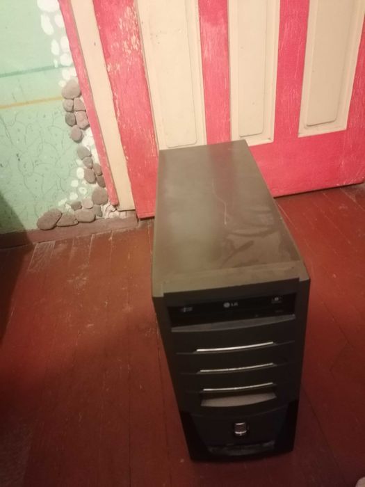 Продавам 3 компютъра  монитор мишка клавиатура джойстик фифа 21