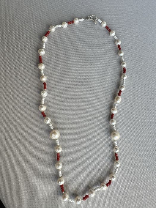 Colier lucrat manual din argint, perle, coral si margele de nisip