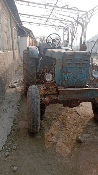 40 tiaktor Holati yaxshi Dakumeti bor