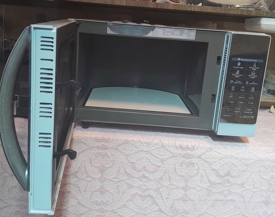 Микроволновка с грилем в отличном и рабочем состоянии