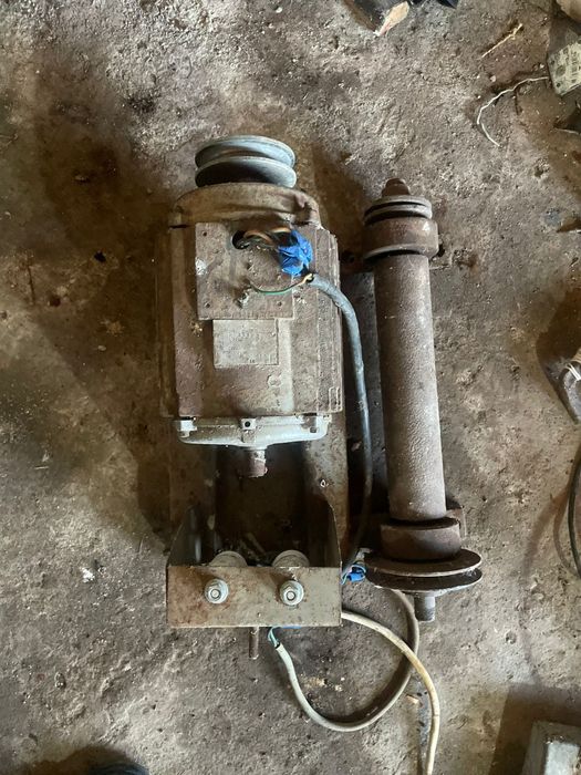 Vând motor și ax circular