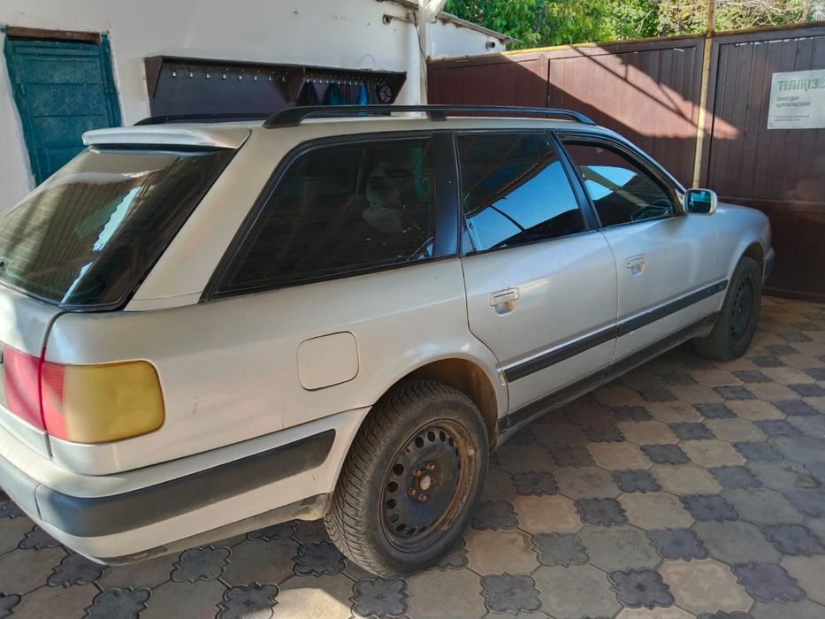 Машина Audi 1992      года