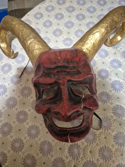 Маска на дявола с дълги рога