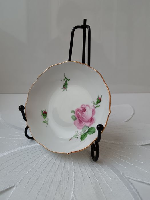 Meissen, чинийка/купичка с декор роза, маркировка кръстосани мечове