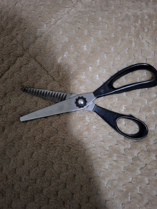 Продавам назъбена ножица
