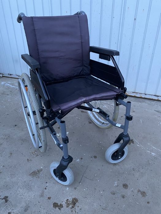 Carucior , scaun cu rotile persoane dizabilitati