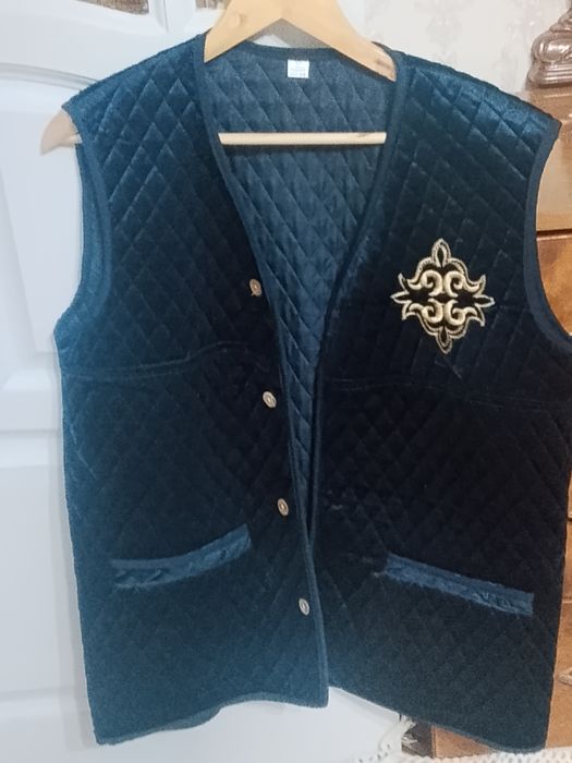 Продам жилетку новая. 52 размер