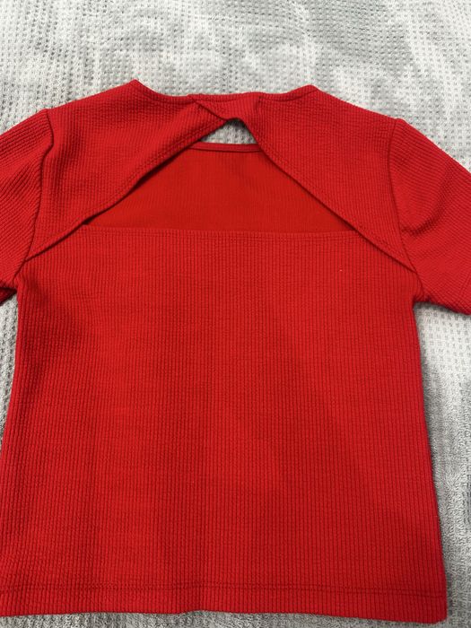 Красная футболка топ