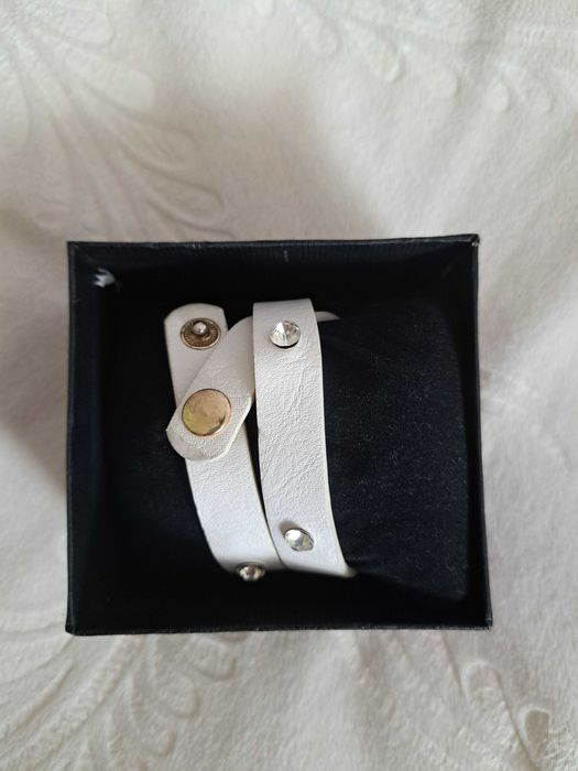 Дамски часовник тип гривна