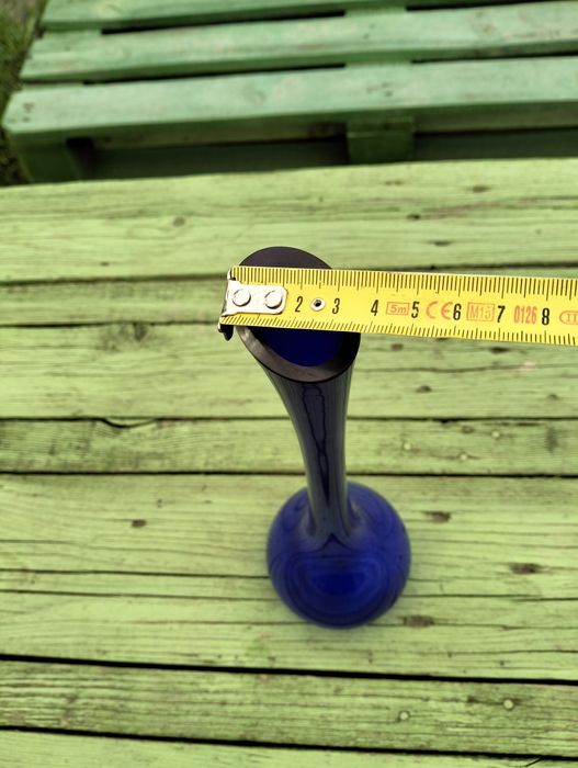 Висока ваза от синьо стъкло