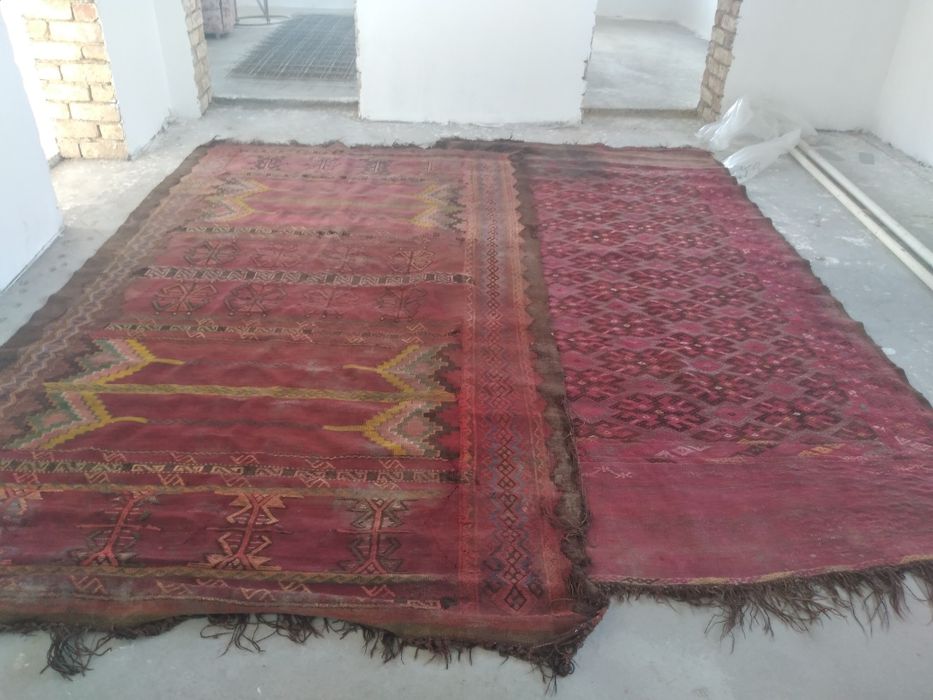 Ескінің көзі. Тыкыр кілем сатылады.