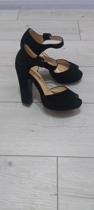 Продам замшевые босоножки.