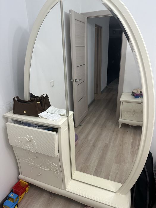 Продам диван, зеркало, тумбочки 2 шт