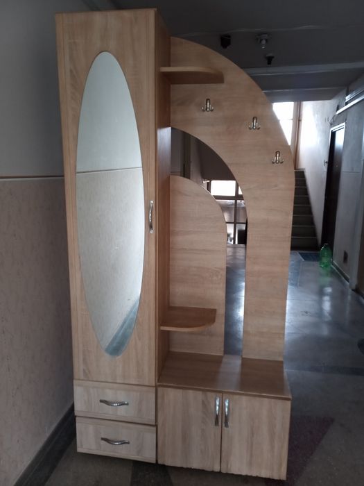 Cuier cu rafturi de depozitare