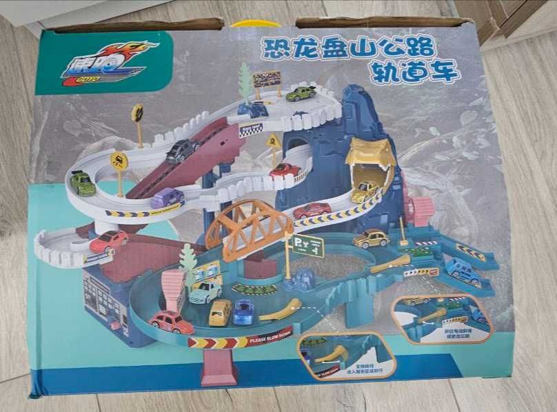 Игрушечный автотрек.