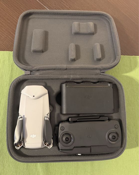 Drona dji cu 3 bateri si dock