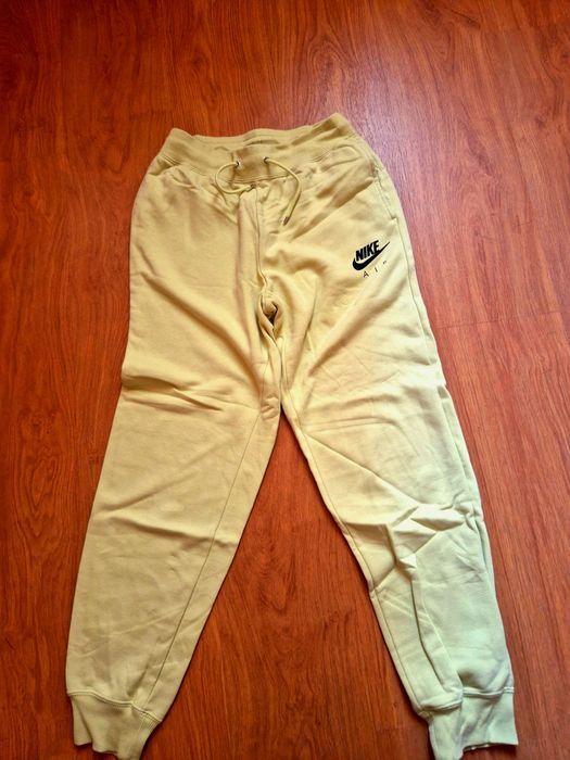 Дамски зелен спортен панталон Nike AIR и спортен панталон Pinko