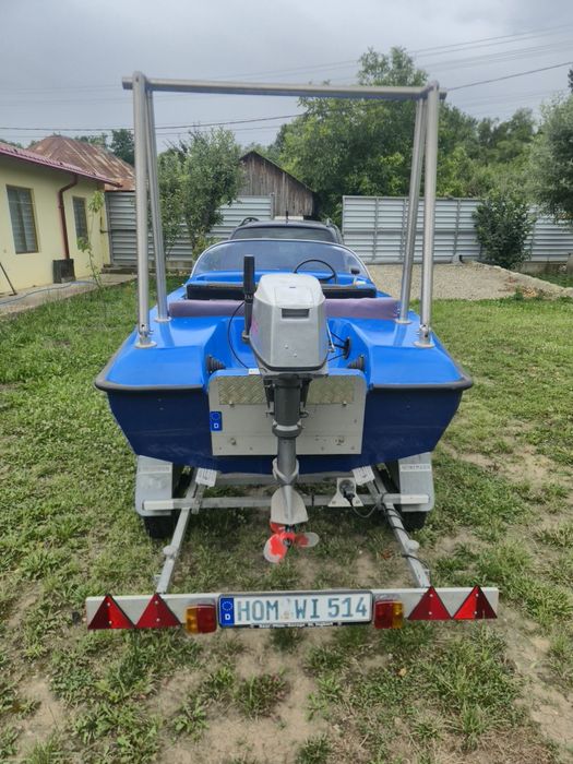 Barca cu motor si peridoc