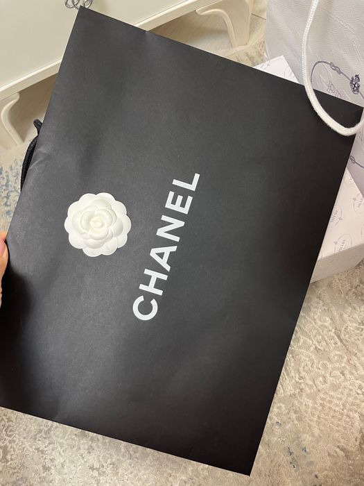 Пакет и коробка от Prada и Chanel
