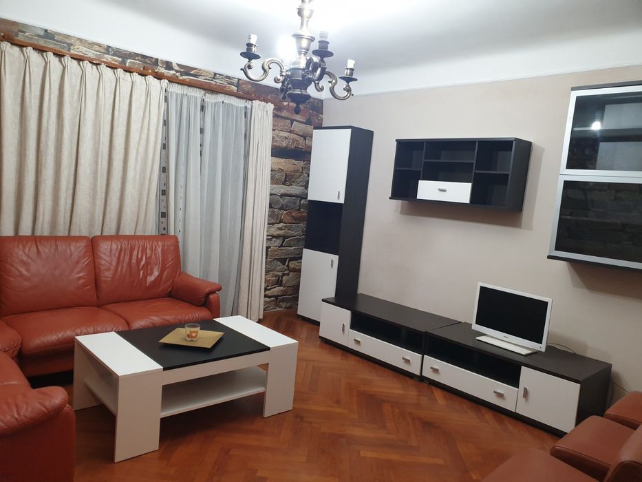 Vând apartament cu 3 camere.
Anexe
Garaj mare pentru doua masini
Curte proprie in spatele garajelor
2 camari
Curte comuna 
80000 negociabil
0741631992